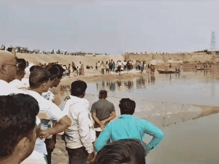 गोरखपुर में राप्ती नदी में डूबे 3 दोस्त:नहाते समय गहरे पानी में समा गए, NDRF कर रही रेस्क्यू