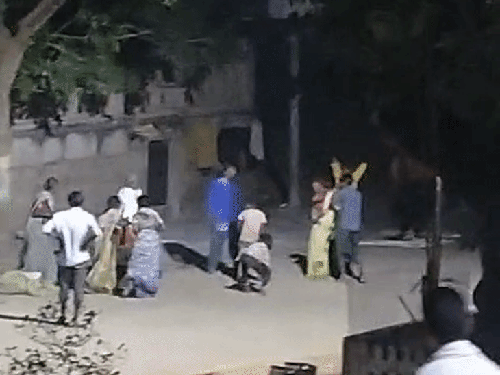 महोबा में मासूम को जमीन पर पटका:दो पक्षों में चले ईंट-पत्थर, 8 घायल; पुलिस ने अस्पताल में भर्ती कराया