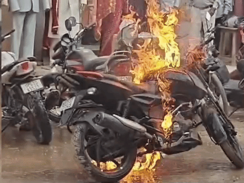 गोरखपुर में चलती पल्सर बाइक में लगी आग, VIDEO:रोड पर छोड़ भागा राइडर, 20 मिनट तक धू-धू कर जली, लोगों ने पाया काबू
