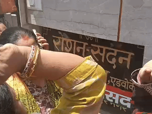 सपा सांसद की नेमप्लेट पर चलाई चप्पल:BJP महिला मोर्चा ने नरेश उत्तम के घर के बाहर जमकर की नारेबाजी, महिला आरक्षण बिल पास न होने का विरोध