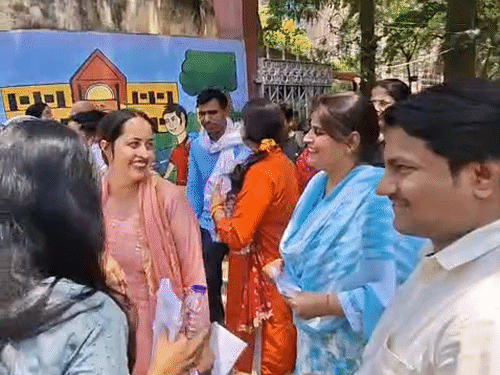 सरकारी नौकरी वाले भी असिस्टेंट प्रोफेसर के अभ्यर्थी:वाराणसी में एग्जाम देने पहुंचे कई लेक्चरर व शिक्षक, रिटायरमेंट के नजदीक पहुंचने वाले भी परीक्षार्थी बने