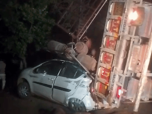 बुलंदशहर में गैस सिलेंडरों से लदा ट्रक कार पर पलटा:कार सवार दो लोग बाल-बाल बचे, ड्राइवर हिरासत में; जांच जारी