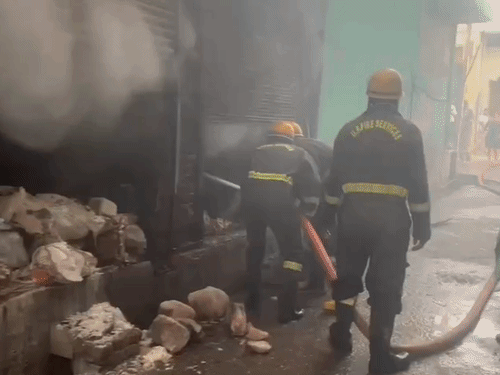 शॉर्ट-सर्किट से परचून दुकान-गोदाम में आग, VIDEO:लाखों का सामान जलकर राख, दमकल टीम ने कई घंटों बाद पाया काबू