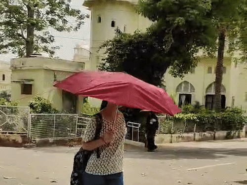 लखनऊ में सुबह से निकली धूप:आज 43°C तक पहुंचेगा तापमान, पछुआ हवा कर रही परेशान