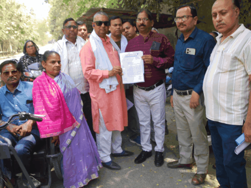 बसों में स्मार्ट कार्ड मांगे जाने पर किया प्रदर्शन:कानपुर में दिव्यांगजन क्षेत्रिय प्रबंधक से मिले, अब UDID कार्ड से कर सकेंगे यात्रा