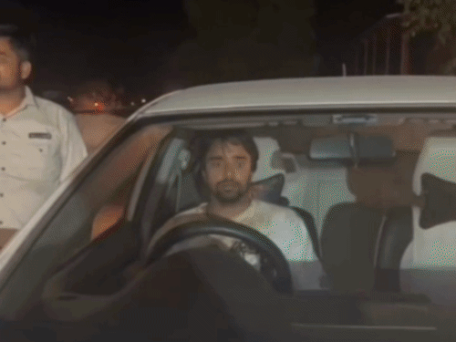 शाहजहांपुर में बर्थडे पार्टी के बाद हाइवे पर हुड़दंग, VIDEO:कार से लटककर और सनरूफ से निकलकर बनाए रील्स