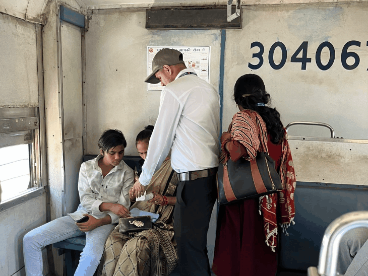 कानपुर में बिना टिकट यात्रियों पर रेलवे का बड़ा एक्शन:13 ट्रेनों में चेकिंग, 247 बिना टिकट पकड़े गए, 1.36 लाख जुर्माना वसूला