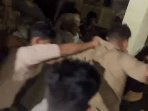 शाहजहांपुर में बारातियों ने पुलिसकर्मियों से की मारपीट:बग्गी वाले से बारातियों का हुआ था विवाद, VIDEO आया सामने