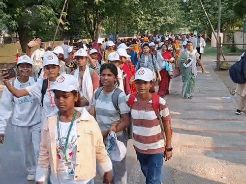 आधी आबादी को समर्पित PM का 17 मिनट का भाषण:वाराणसी में मोदी बोले- सपा व कांग्रेस ने महिलाओं के साथ छल किया, आशीर्वाद मांगने आया हूं