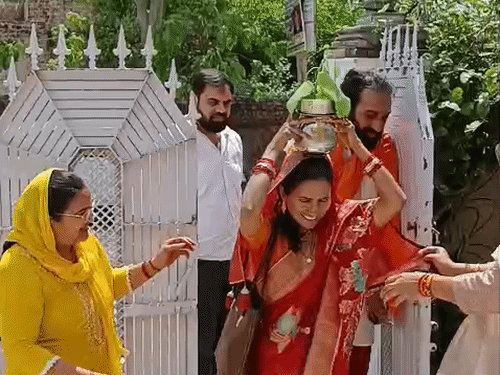 महाकुंभ वाले IITian बाबा की मां ने उतारी आरती:बहू को मिठाई खिलाई; VIDEO में देखिए विवादों से लेकर गृह प्रवेश की कहानी