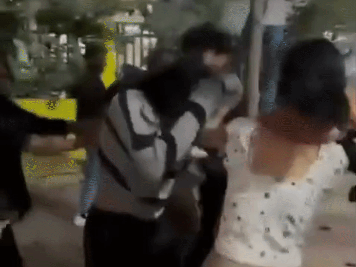 इंदौर में लड़कियों की मारपीट का VIDEO वायरल:युवती को युवकों के साथ मिलकर बेरहमी से पीटा; छेड़छाड़ और कमेंट्स को लेकर हुआ विवाद