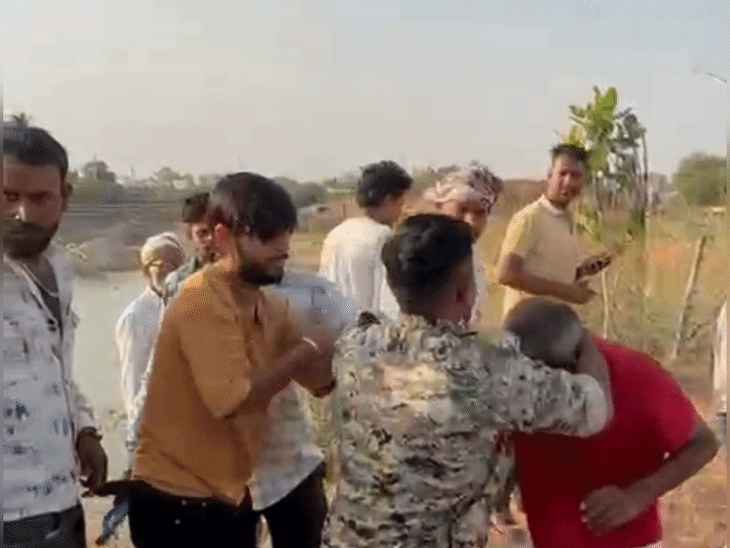 चोरी के शक में अधेड़ की पिटाई, पुलिस के सामने-भी-पीटा:CSP बोले-मानसिक रूप से अस्वस्थ लग रहा, मेडिकल जांच के बाद करेंगे कार्रवाई