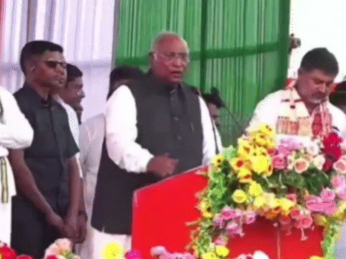 भाजपा-RSS को जहरीला सांप कहने पर खड़गे के खिलाफ शिकायत:चुनाव आयोग से FIR की मांग; शाह बोले- वोटर जवाब देंगे, कांग्रेस दूरबीन से भी नहीं दिखेगी