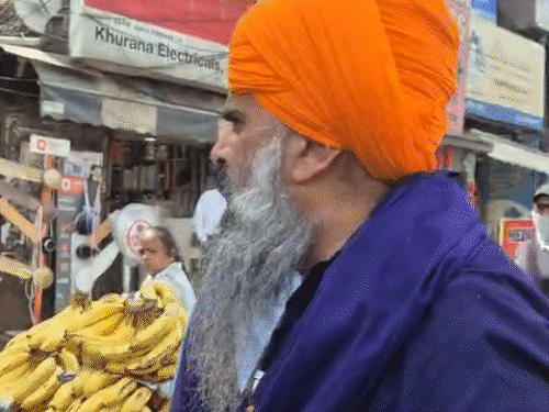 गोल्डन टेंपल के रास्ते पर पिटाई का VIDEO:निहंगों ने थप्पड़ मारे, कहा- अमृतसर का नाम खराब कर रहा; व्यक्ति हाथ जोड़ता-पैर छूता रहा