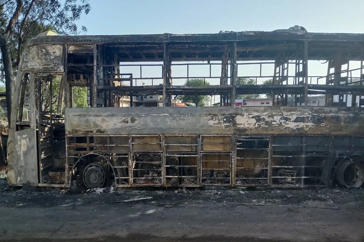 देखिए वीडियो: कैलामाता के दर्शनों को मंदिर गए श्रद्धालु, पीछे धूधूू कर जल उठी एसी स्लीपर बस
