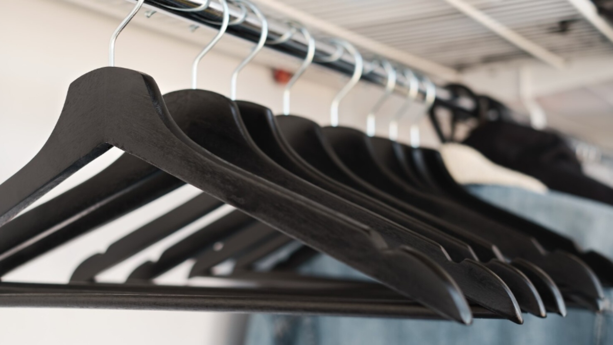 अलमारी में कपड़े टांगने के लिए ही नहीं, कई तरह से इस्तेमाल किया जा सकता है हैंगर, जानिए कुछ जुगाड़ू तरीके