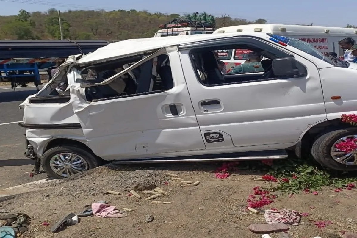 हिम्मतनगर-शामलाजी हाईवे पर निजी बस ने वैन को मारी टक्कर, 6 महिलाओं की मौत, 8 घायल