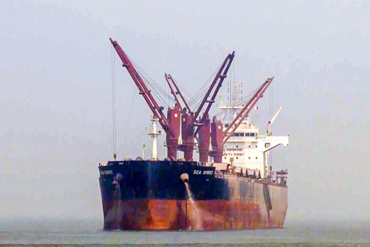 ईरान से जुड़ा तीसरा टैंकर हॉर्मुज में हुआ दाखिल, अमेरिकी नाकेबंदी का क्यों नहीं पड़ा असर? वजह भी सामने आई