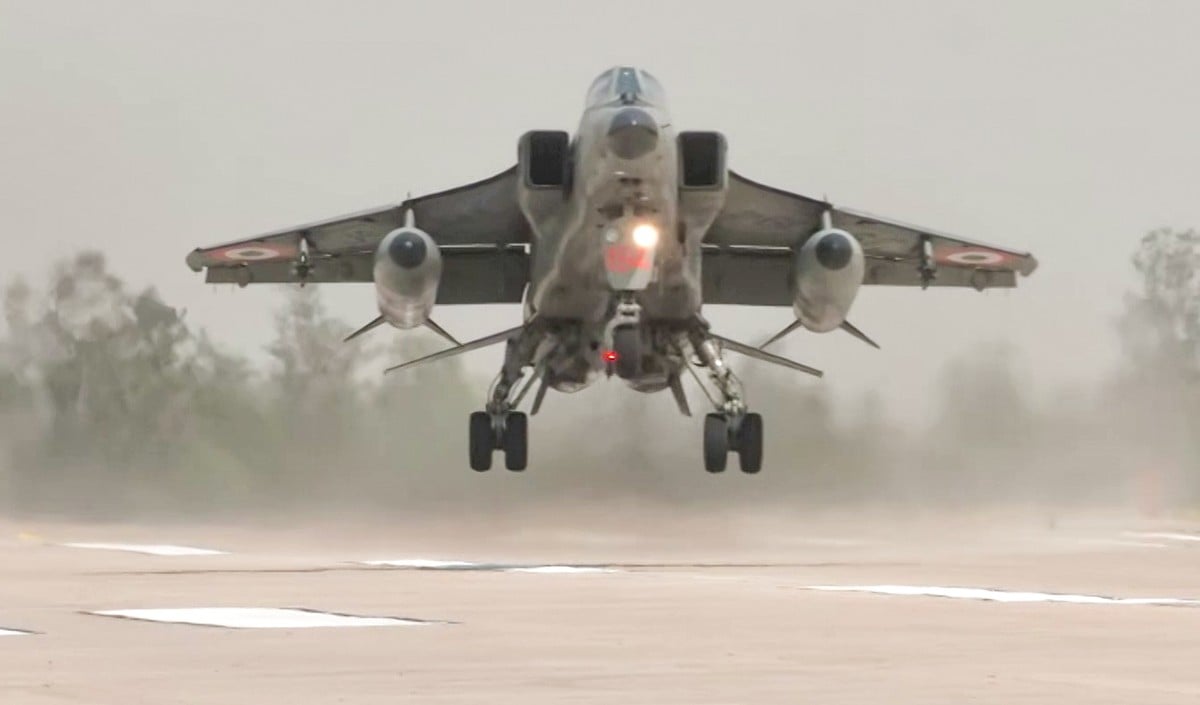 अब हाईवे बनेगा रनवे! Purvanchal Expressway पर IAF की Emergency Landing, दिखी गजब की तैयारी