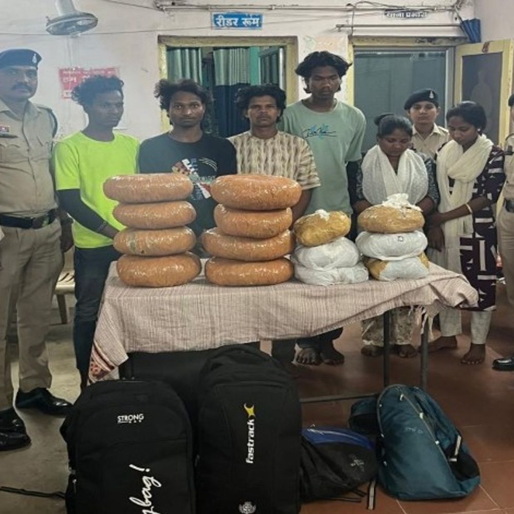 22 KG गांजे के साथ 2 महिला-नाबालिग समेत 7 अरेस्ट:ओडिशा से रायपुर लेकर पहुंचे थे; MP ले जाने के फिराक में थे
