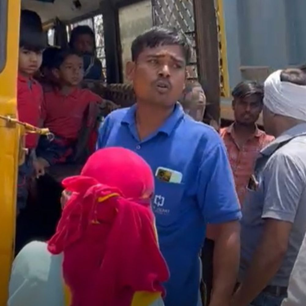 खरोरा में ट्रक ने स्कूली बस को मारी टक्कर:बाल-बाल बचे स्कूली बच्चे, टक्कर से बस का गेट उखड़ा, ट्रक ड्राइवर मौके से फरार