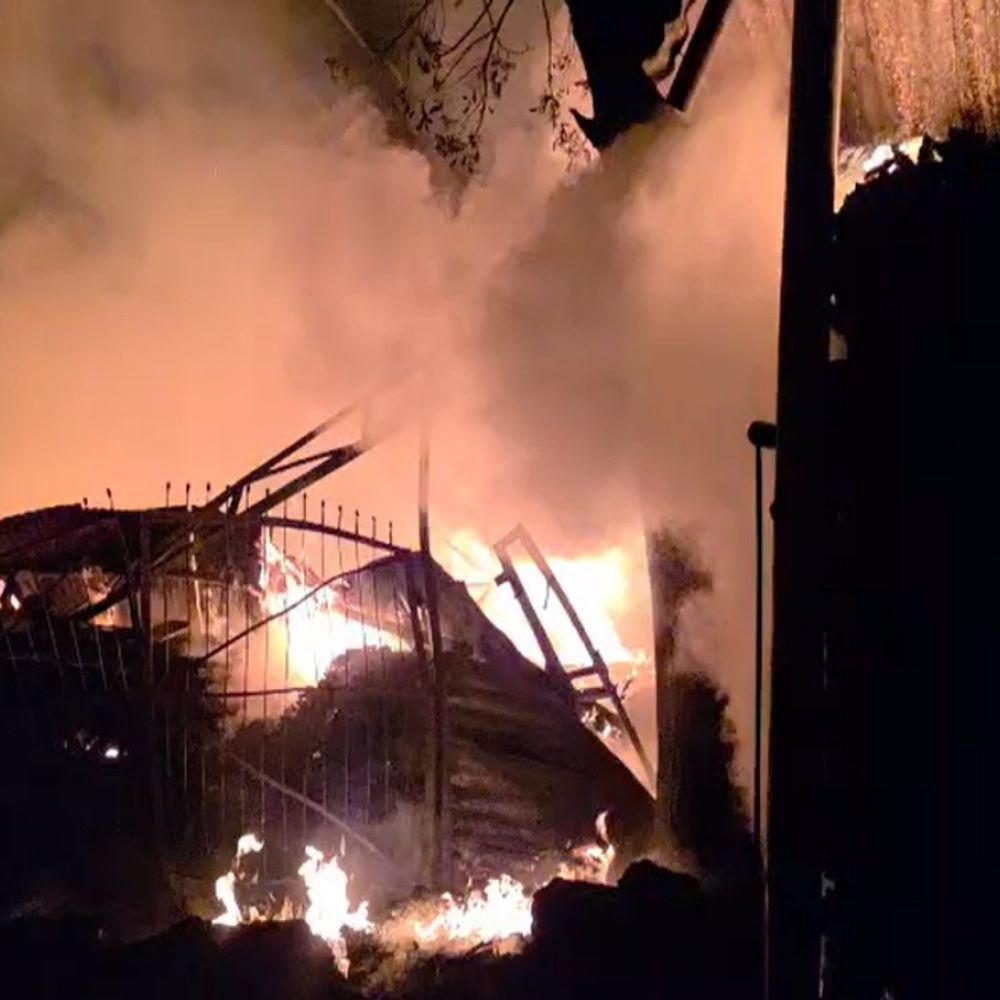 रायपुर के टिंबर मार्केट में लगी आग…VIDEO:देर रात आगजनी से हडकंप, राहगीरों की सूचना पर पहुंची फायर ब्रिगेड की टीम ने आग बुझाई