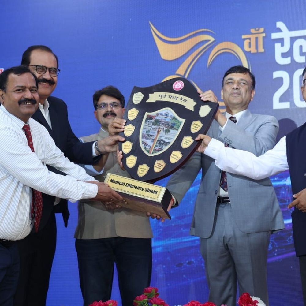 समस्तीपुर रेलवे मंडल के चिकित्सा विभाग को मिला दक्षता शील्ड:ट्रेन में सफर कर रहे 1705 यात्रियों की बचाई जान; ओपीडी में कुल 1,23,712 मरीजों का इलाज