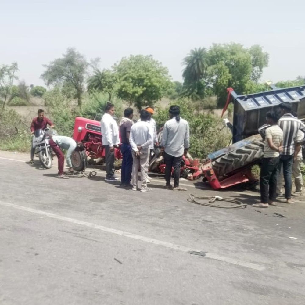 भिंड में आमने-सामने भिड़े ट्रैक्टर-लोडिंग वाहन, 6 गंभीर:लगुन मंडप से लौट रहे थे ट्रैक्टर सवार, सभी ग्वालियर रेफर