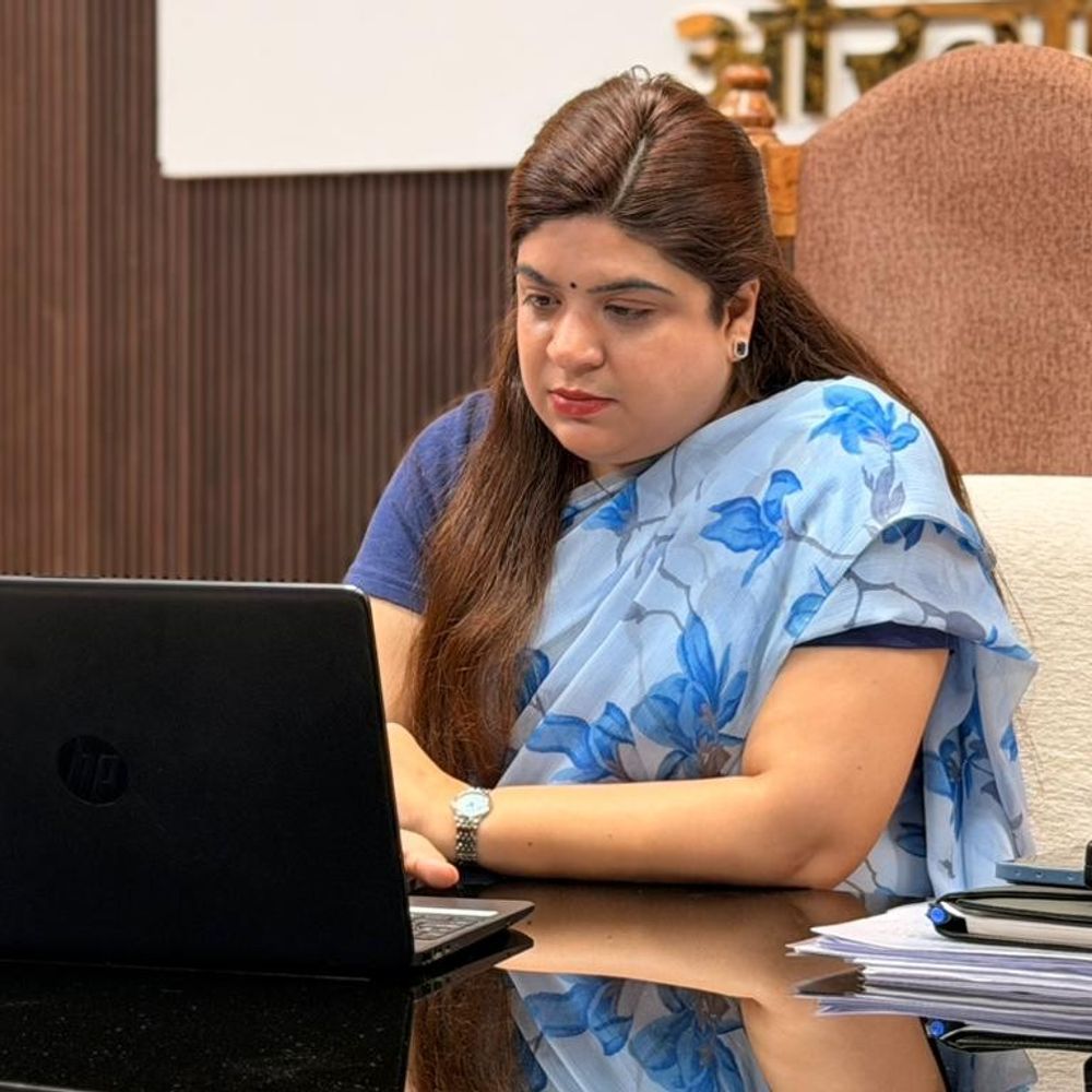 औरंगाबाद डीएम ने स्व-गणना फॉर्म भरकर लोगों को किया जागरूक:बोलीं- 17 अप्रैल से 1 मई तक कर सकते हैं ऑनलाइन स्व-गणना, देने होंगे परिवार से जुड़े 33 सवालों के जवाब