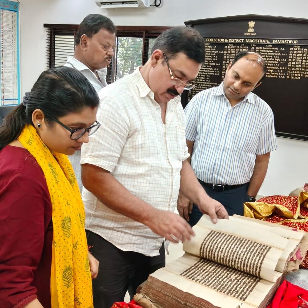 समस्तीपुर में स्थानीय ने 25 पुरानी पांडुलिपी खोजी:DEO की मदद से पोर्टल पर अपलोड; DM ने सभी से इतिहास खोजने की अपील की