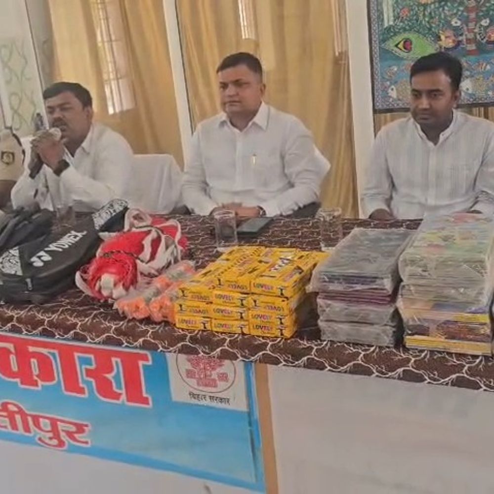 मंडल कारा में बंदियों के बीच खेल सामग्री का वितरण:मुख्य धारा से जुड़ने के लिए किया मोटिवेट, कंप्यूटर-खेती के हुनर भी सिखाए जा रहे