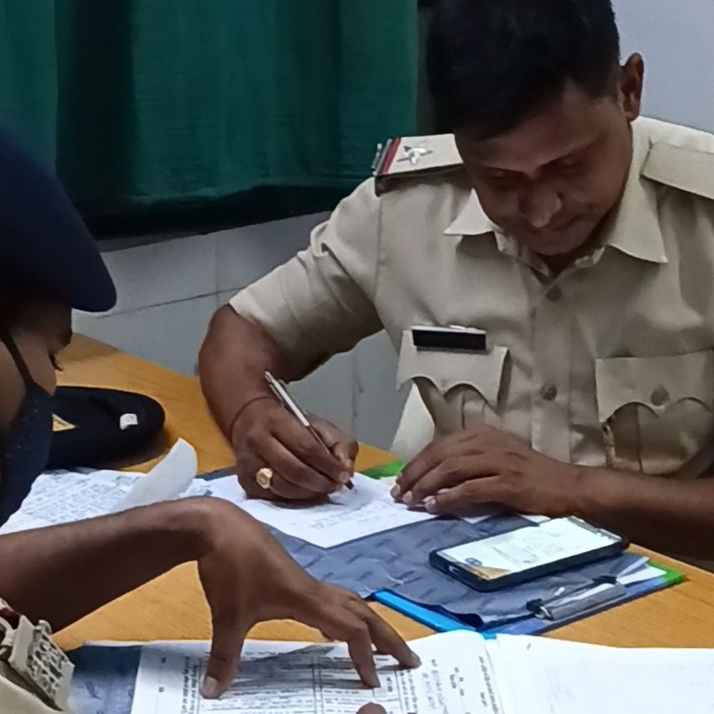 दूध टैंकर ने बाइक में मारी ठोकर, पति की मौत:पत्नी के साथ साले की शादी में जा रहा था, समस्तीपुर-दरभंगा रोड पर हादसा