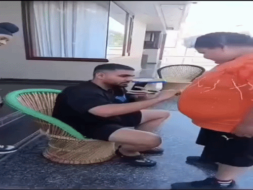 पंजाबी सिंगर ने फैन के पेट पर दिया ऑटोग्राफ:बोला-मैं इसे शीशे में जड़वाकर रखूंगा, आपको फोटो भी भेजूंगा