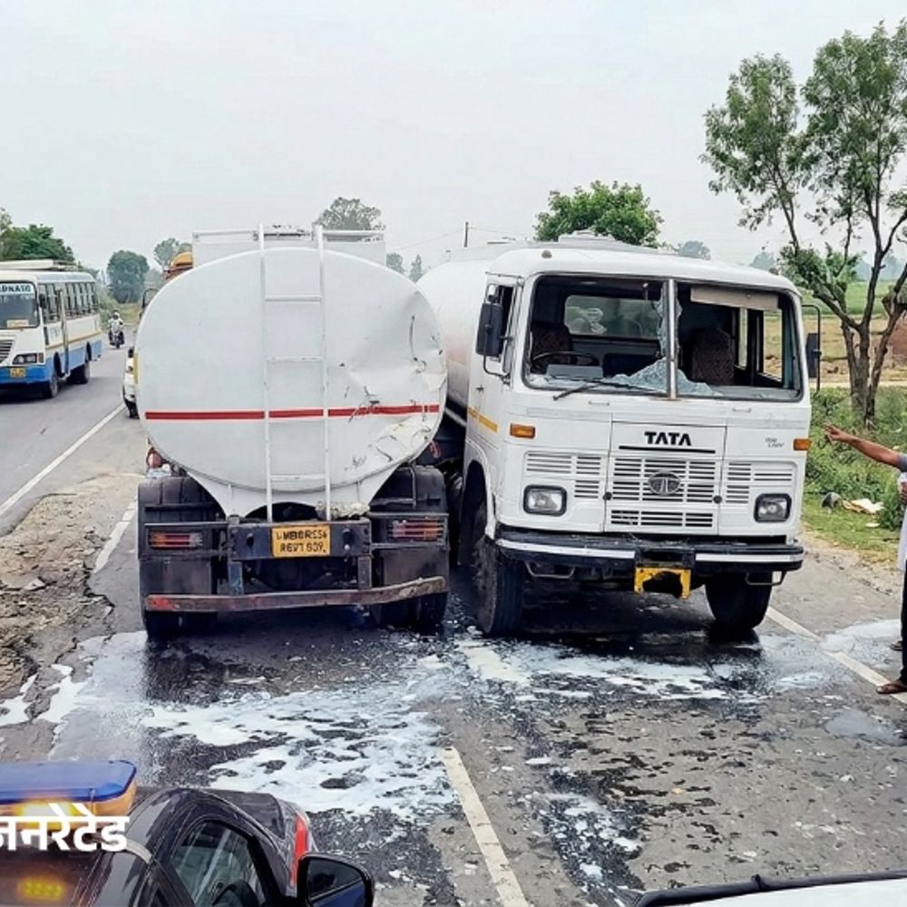 लुधियाना में टैंकर से टकराया दूध का टैंकर:अज्ञात टैंकर चालक ने अचानक मारी ब्रेक, एक ड्राइवर की मौत मामला दर्ज