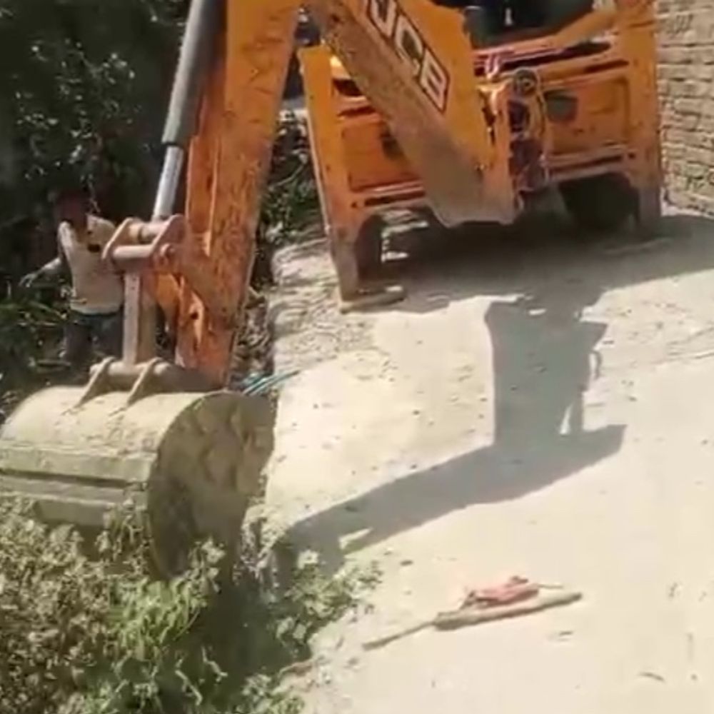 हल्दी, मेंहदी, लगाकर आया दुल्हा निकला झूठा:जनसुनवाई में आई शिकायत निकली गलत, दूल्हे के घर सहित 13 घरों का अतिक्रमण टूटा, प्रशासन