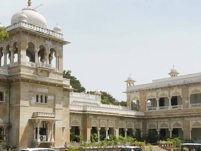 इंदौर के डेली कॉलेज बोर्ड चुनाव: नामांकन प्रक्रिया पूरी:दो श्रेणियों में 11 उम्मीदवारों ने भरा नामांकन, 21 मई को फैसला