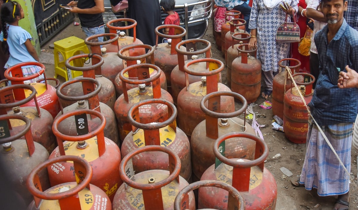 West Asia Conflict का सीधा असर, भारत में LPG की खपत 13% गिरी, सप्लाई चेन प्रभावित