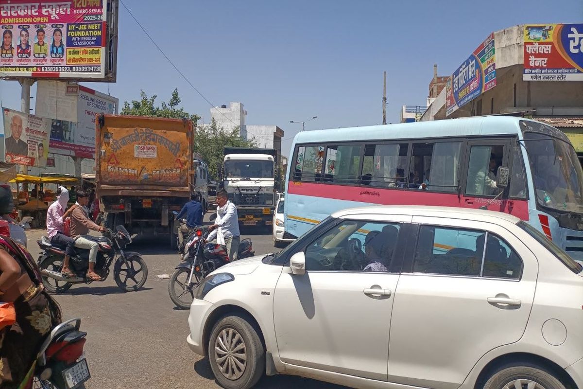 मुख्य बस स्टैण्ड पर दिनभर जाम, भारी वाहनों ने बढ़ाई परेशानी