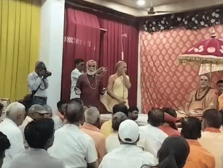 योजनाएं चलाना अच्छा लेकिन पहले गाय को मां कहकर बुलाओ:कोटा कोचिंग पर भी बोले शंकाराचार्य, कहा- सिर्फ सफलता नहीं, असफलता से लड़ना भी सिखाएं संस्थान