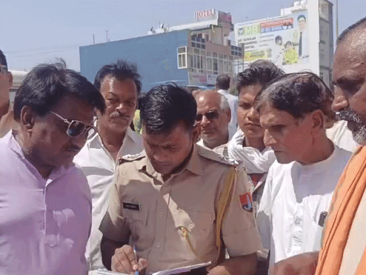 कोचिंग और मंदिर के पास शराब की दुकान:लोगों का गुस्सा भड़का, महिलाएं बोली- नहीं चलने देंगे दुकान
