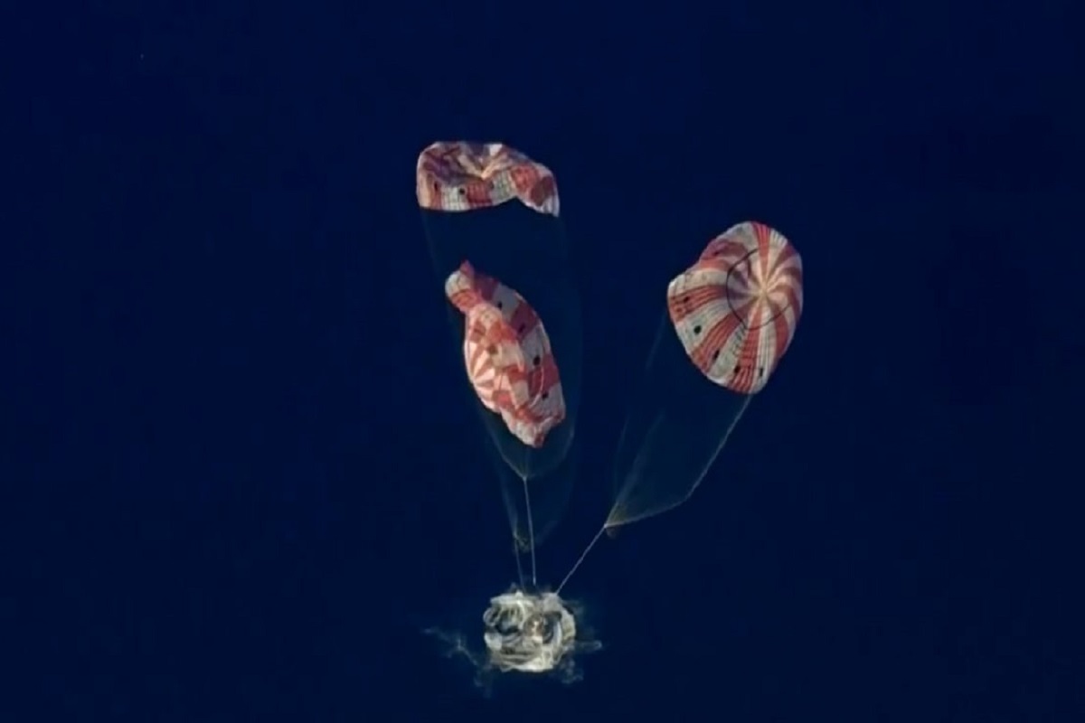 स्पेस से समुद्र में कूदते है अंतरिक्ष यात्री तो क्यों हमला नहीं करती शार्क, NASA ने दिया जवाब