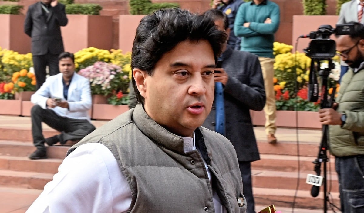 Jyotiraditya Scindia का बड़ा ऐलान, MP के कोलारस में Adani Group लगाएगा 2500 करोड़ का Defence Plant