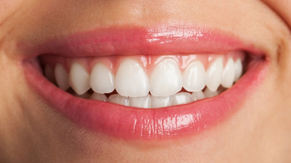 दांतों पर दिखने लगी है पीले रंग की परत, तो अपनाएं ये तरीका, चमक जाएंगे आपके दांत