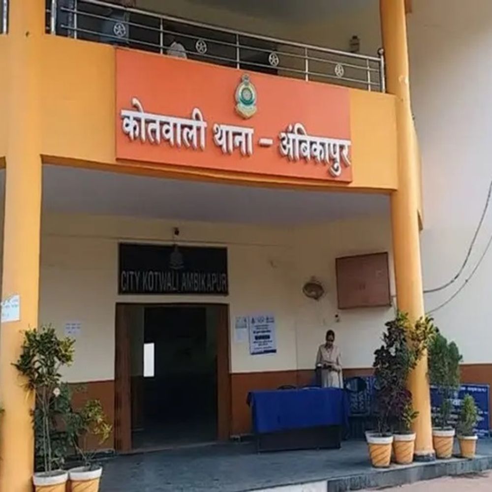 नेशनल हाईवे 43 में बेकाबू कार पलटी, महिला की मौत:सरगुजा में साइड देने के दौरान हादसा, पत्थर पर चढ़ा कार का पहिया