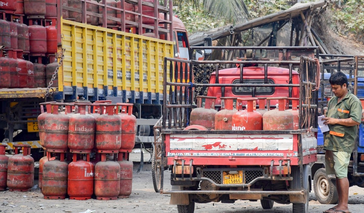 प्रवासी मज़दूरों को बड़ी राहत: सरकार ने 5kg LPG सिलेंडरों का कोटा किया दोगुना, नहीं पड़ेगी पते के प्रमाण की ज़रूरत