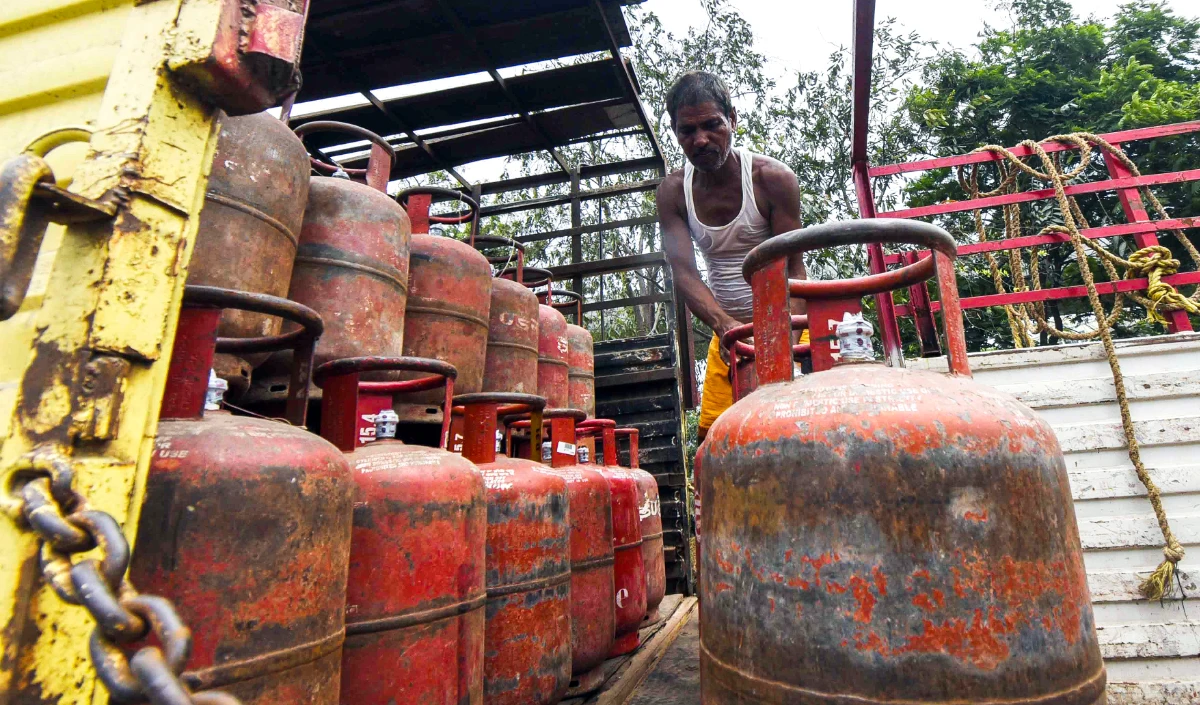 Modi सरकार का PNG Push: महीनेभर में 3.33 लाख नए कनेक्शन, West Asia संकट में LPG पर निर्भरता होगी कम