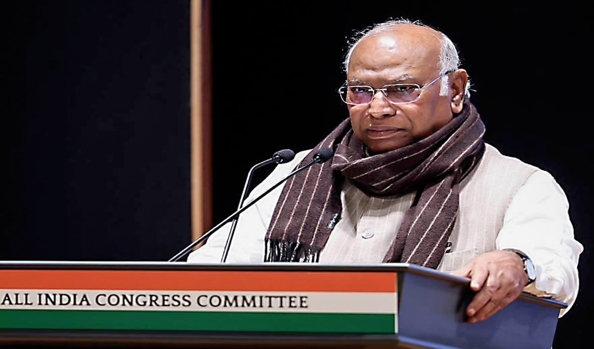 Mallikarjun Kharge का विवादित बयान, PM Modi को पहले कहा आतंकी, बाद में देने लगे सफाई