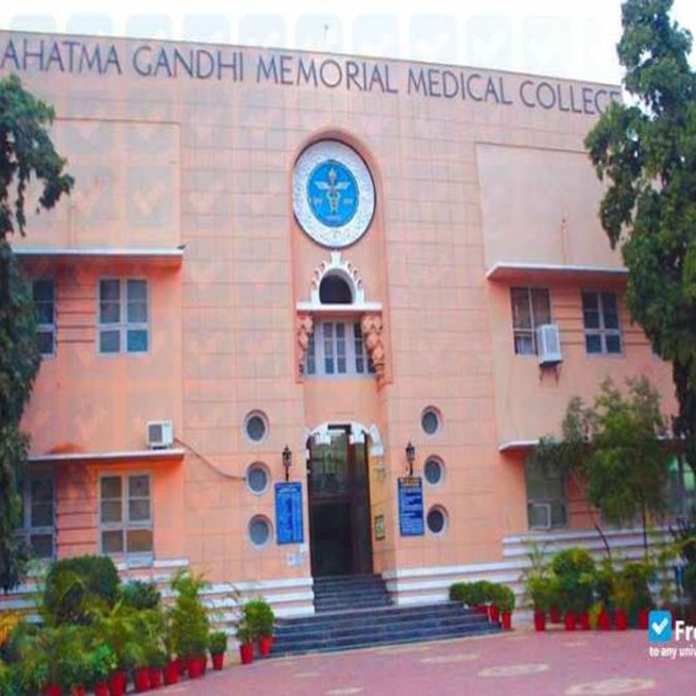 एमजीएम कॉलेज ने फार्मासिस्ट को किया बर्खास्त:डीन के रीडर से मारपीट के बाद कार्रवाई; अन्य शिकायतों में भी जांच में दोषी पाया गया