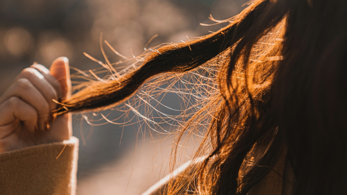 तेज धूप में भी नहीं डैमेज होंगे आपके बाल, UV किरणों से बचाने के लिए आज़माए ये असरदार उपाय