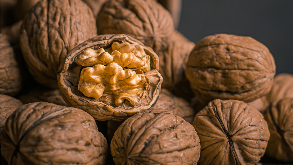 अखरोट तोड़ने में आता है आलस? इन स्मार्ट ट्रिक्स से मिनटों में शेल से बाहर निकालें Walnuts